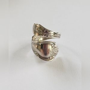 Silver metal ring with rose detail🌹